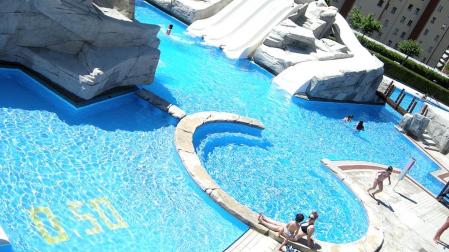 Bañistas en las piscinas de Guelbenzu y Larrabide