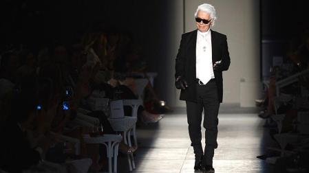 El universo del lujo Chanel declinará el próximo otoño-invierno entre grises, plateados y rosas pastel, bordados de nácar, marfil, plumas, flores o volantes, en búsqueda de un "new vintage", un nuevo renacer de los mejores hallazgos de la historia de la firma, traducidos al siglo XXI por Karl Lagerfeld. EFE