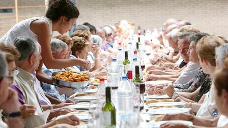 Las fiestas de todas las localidades tienen como ingrediente indispensable la reunión en torno a la mesa. Por lo que los mayores de Ansoáin se dieron cita en el Polideportivo Municipal de la localidad para festejar su día con una comida de hermandad. Antes de la comida acudieron a una eucaristía en su honor y disfrutaron con la actuación del grupo Os Fillos de Breogán.