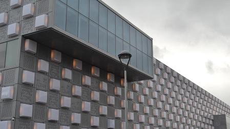 Este jueves iniciaron las pruebas de iluminación de la fachada del pabellón Reyno de Navarra Arena, que se prolongarán durante 100 horas consecutivas.