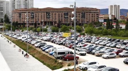 Los aparcamientos disuasorios situados dentro y en los aledaños de los barrios en los que la zona azul entró en vigor el 2 de mayo se encuentran saturados de vehículos.