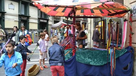 Miles de personas visitaron este sábado el mercado medieval organizado en Pamplona con motivo de los actos de conmemoración del Privilegio de la Unión.