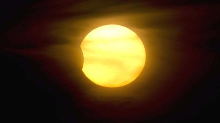 Un eclipse solar del tipo "híbrido" o "mixto" oscureció el cielo de Kenia, especialmente en las regiones del norte, donde la luna cubrió por completo al astro durante unos quince segundos. En España apenas tuvo repercusión.