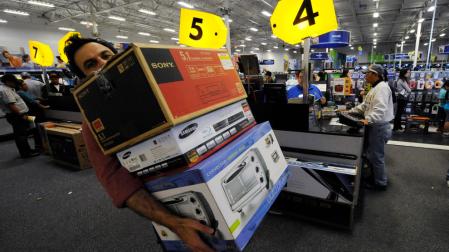 Un hombre carga con sus compras en un 'Black Friday'