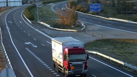Un camión circula por la autopista AP-68 a su paso por Tudela.