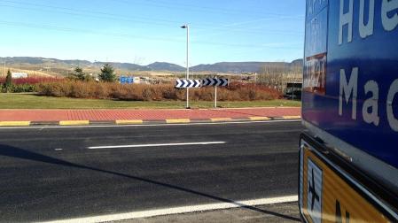 La rotonda de la PA-30 fue asfaltada para acondicionar el tráfico del vial.