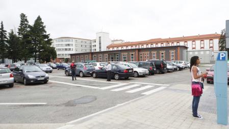 La zona azul de Hospitales acaba  con las filas y esperas para aparcar