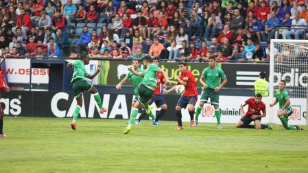 Imágenes del partido entre el C.A. Osasuna y el Racing Santander, con resultado de 2-0