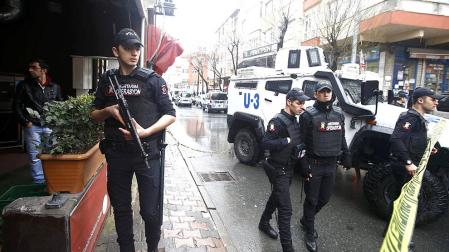 Fuerzas especiales de la policía turca mataron este jueves a las dos mujeres que se habían atrincherado en un edificio tras atacar una comisaría de policía en un barrio de Estambul, informó CNN Turk.