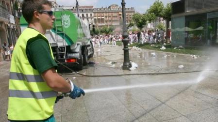 La limpieza viaria en San Fermín se reducirá un 25 por ciento, excepto en fin de semana.	 ARCHIVO