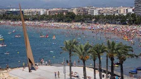 Turistas en una playa de Salou.