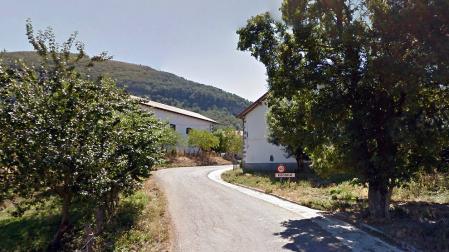 Un incendio calcina tres vehículos en Egozkue (valle de Anué)