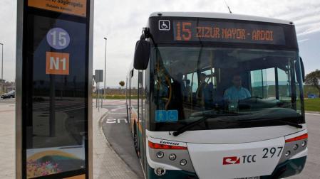La línea 15 de villavesa que une Pamplona y Zizur.