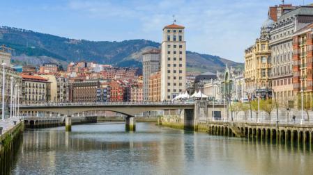 Fallece un vecino de Bilbao tras sufrir un golpe y caer a la ría