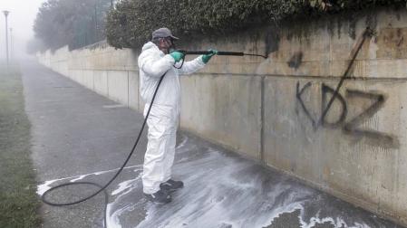 Un equipo de diez personas de Tasubinsa, cinco de ellas con discapacidad intelectual, se encarga durante seis días a la semana de retirar publicidad, limpiar pintadas y grafitis de las fachadas y de que las rejillas y papeleras de la ciudad tengan un mantenimiento óptimo