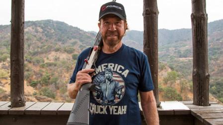 Chuck Norris sobrevive a dos infartos de corazón en el mismo día