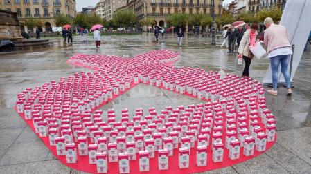 Dentro de los actos de visibilización de la labor de Saray (Asociación Navarra de Cáncer de Mama) que culmina este fin de semana con la carrera solidaria, este colectivo organizó una jornada festiva, reivindicativa e informativa en la plaza del Castillo el sábado 21. El acto principal fue la entrega de premios de la tercera edición del concurso Navarra Rosa por Saray, que estuvo acompañado de bailes, lazos gigantes, grafitis y otras actividades 'en rosa'.