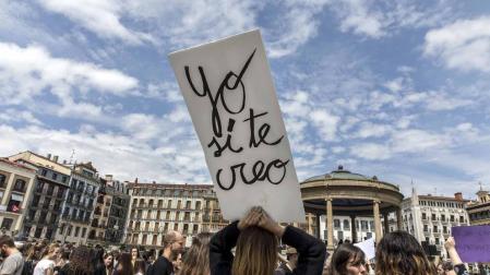 La manifestación ha comenzado a las 12.30 horas en el Palacio de Justicia y la marcha se dirige a la Plaza del Castillo