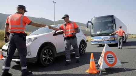La Policía multa a 12 conductores cada día por usar el móvil en el coche