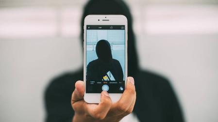 Muere un joven de 15 años tras hacerse un selfie en un centro comercial de Italia