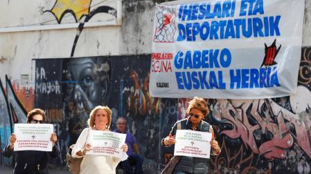Consuelo Ordóñez irrumpe en un acto por los huidos de ETA y pide "justicia"
