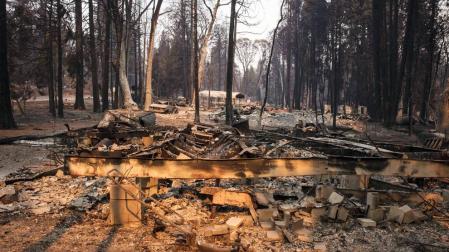 Las autoridades y servicios de emergencias siguen este lunes la búsqueda de más de 100 personas desaparecidas en la zona afectada por el gigantesco incendio que quema desde el jueves el norte de California (EE UU) y que, junto a otro fuego en el sur, han causado al menos 31 muertos