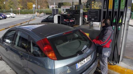 Concesionarios y gasolineras, cautos ante la prohibición de la gasolina y el diésel