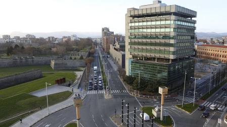 La todavía avenida del Ejército desde el cruce de Yanguas y Miranda con Conde Oliveto.