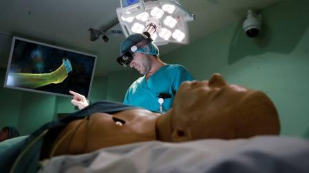 El Hospital Gregorio Marañón de Madrid ha desarrollado un sistema para quirófano que combina el uso de gafas de realidad aumentada y la impresión 3D para proyectar sobre el paciente hologramas de sus pruebas médicas, un método pionero en el mundo que ya ha demostrado su éxito con la extirpación de un tumor.