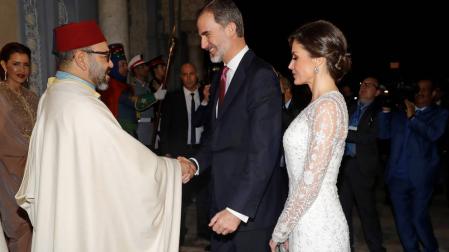 Los reyes Felipe y Letizia saludan al rey Mohamed VI, a su llegada a la cena de gala ofrecida por Mohamed VI a los monarcas españoles este miércoles en el Palacio Real de Rabat.