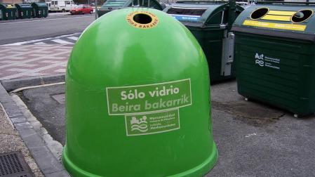 Un contenedor de vidrio en la calle Irunlarrea.