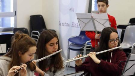 Fotos de los alumnos de la clase de danza tradicional de la Escuela de Música de Alsasua