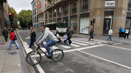 Tráfico de villavesa, peatones y ciclistas, en la calle Cortes de Navarra de Pamplona.