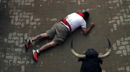 Imágenes del cuarto encierro de los sanfermines 2019 protagonizado por toros de Jandilla.