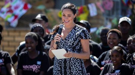 Los duques de Sussex comenzaron este lunes en Sudáfrica su primer viaje oficial en familia desde el nacimiento de su hijo Archie.
