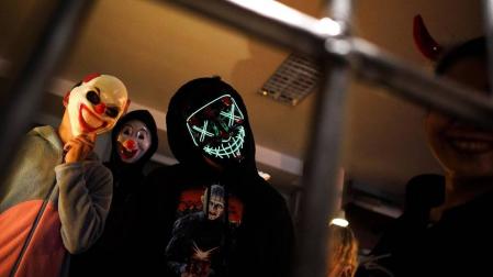 La tradición de acudir al cementerio y comer buñuelos en el Día de los Difuntos se ha enriquecido en los últimos años con aportaciones más festivas de otras culturas, como los disfraces y las calabazas del Halloween estadounidense o las catrinas y altares mexicanos.