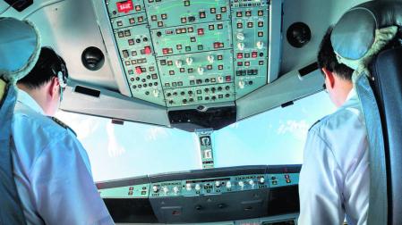 Interior de la cabina de un avión con dos pilotos