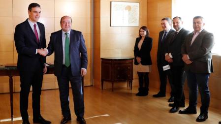 Los líderes del PSOE y PNV, Pedro Sánchez y Andoni Ortuzar, tras la firma del pacto de investidura. A la derecha, Adriana Lastra (PSOE), Aitor Esteban (PNV), José Luis Ábalos y el navarro Santos Cerdán (PSOE).