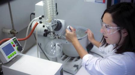 Investigación en un laboratorio de Química de la UPNA.