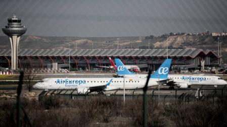 Varios aviones en la pista del aeropuerto de Madrid