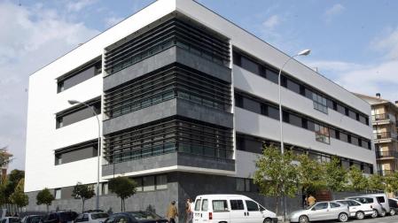 Desalojan la clínica Padre Menni por un incendio en la tercera planta
