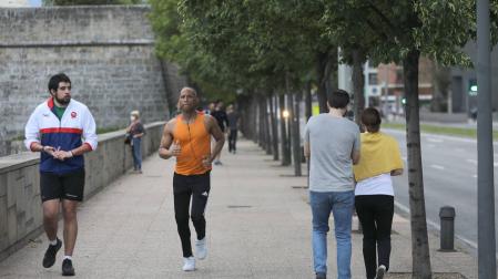 Personas paseando y haciendo deporte por Pamplona.