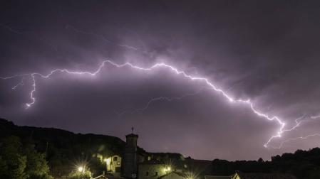 La tormenta de este sábado en Pamplona descargó más de 1.000 rayos sobre la capital navarra