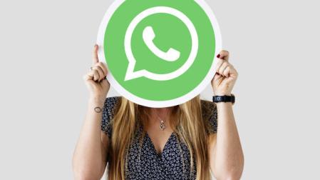 Imgen de una chica con el logo de WhatsApp