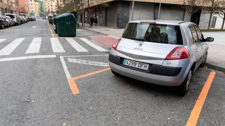 El pintado de la zona azul en la Rochapea no respeta la Ordenanza de Movilidad