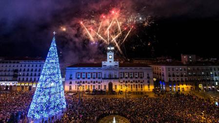 El reloj de la Puerta del Sol da las campanadas de fin de año.