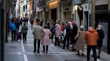 La pandemia del coronavirus no ha evitado que los navarros salgan a la calle a hacer sus compras en el puente foral.