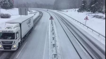 Restablecido el tráfico en la A15 tras el cruce de un camión a causa de la nieve.