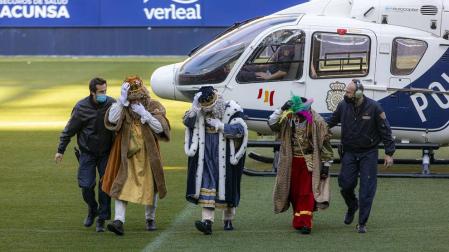 Los Reyes Magos de Oriente han llegado en helicóptero al estadio El Sadar de Pamplona,