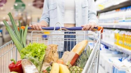 Imagen de un carro de la compra repleto de alimentos